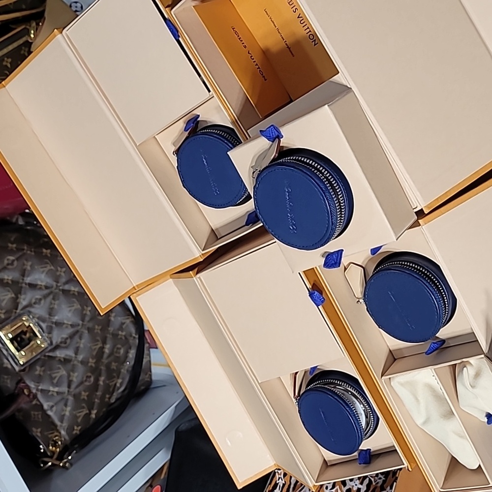 Louis Vuitton Earphones  Monogram Horizon Wireless Bluetooth With Case - Picture 9 of 13